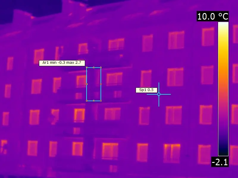 Termogram elewacji budynku wielorodzinnego w perspektywie