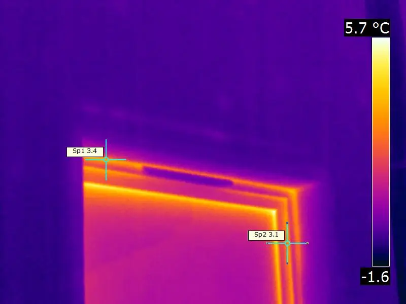 Termogram detalu połączenia okna z przegrodą